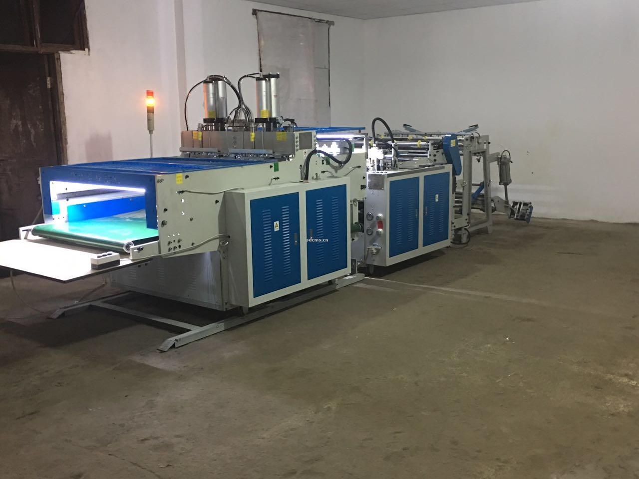 超高速制袋機 超市購物袋制袋機一、特點：本機以HDPE、LDPE筒膜為原料，是制作超市袋、背心袋、馬甲袋、市場袋的理想設備，本機具有節(jié)省人工、降低成本、一次成型、故障率低、產(chǎn)量高等特點，良好性能的色標跟蹤儀，使封切長度更準確，誤差更小。采用先進的電腦，長度調(diào)整方便，精確。