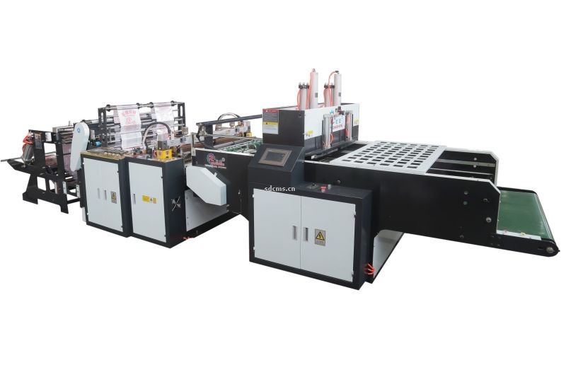 超高速制袋機 超市購物袋制袋機一、特點：本機以HDPE、LDPE筒膜為原料，是制作超市袋、背心袋、馬甲袋、市場袋的理想設備，本機具有節(jié)省人工、降低成本、一次成型、故障率低、產(chǎn)量高等特點，良好性能的色標跟蹤儀，使封切長度更準確，誤差更小。采用先進的電腦，長度調(diào)整方便，精確。